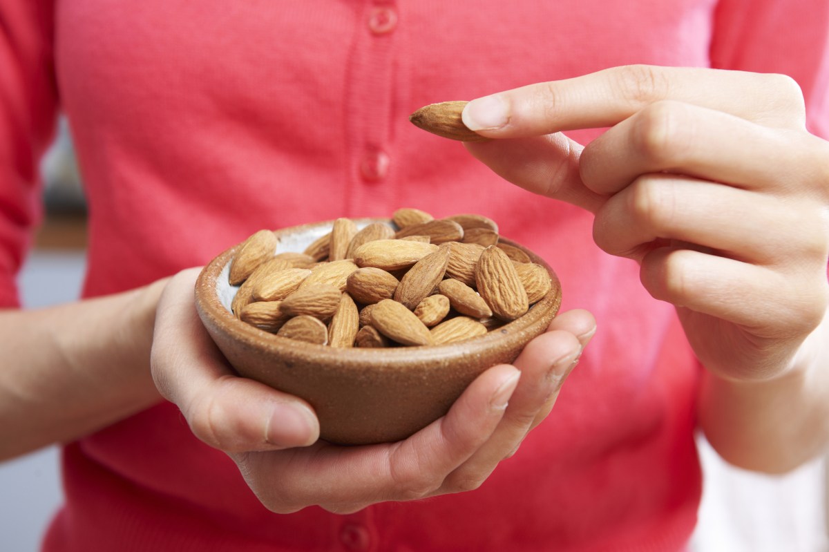 Qué le pasa a tu cuerpo si comes un puñado de almendras todos los días