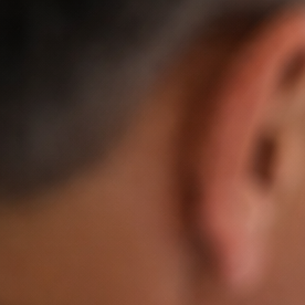 Médico mostrando resultados de análisis de colesterol a un paciente durante una consulta.