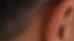 Médico mostrando resultados de análisis de colesterol a un paciente durante una consulta.