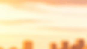 Concepto del costo de vida en Nueva York con dinero, alimentos, taxi, contrato de renta y skyline de la ciudad.