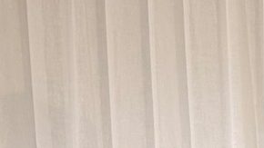 Tony Burke, el ministro Tony Burke (centro) posa en un lugar no revelado con cinco futbolistas iraníes a las que se les ha concedido asilo en Australia.