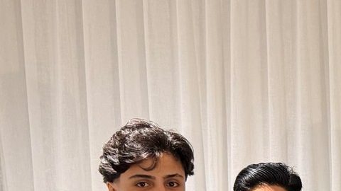 Tony Burke, el ministro Tony Burke (centro) posa en un lugar no revelado con cinco futbolistas iraníes a las que se les ha concedido asilo en Australia.