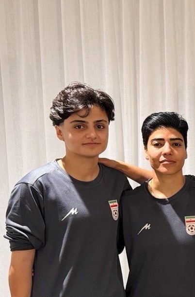 Tony Burke, el ministro Tony Burke (centro) posa en un lugar no revelado con cinco futbolistas iraníes a las que se les ha concedido asilo en Australia.