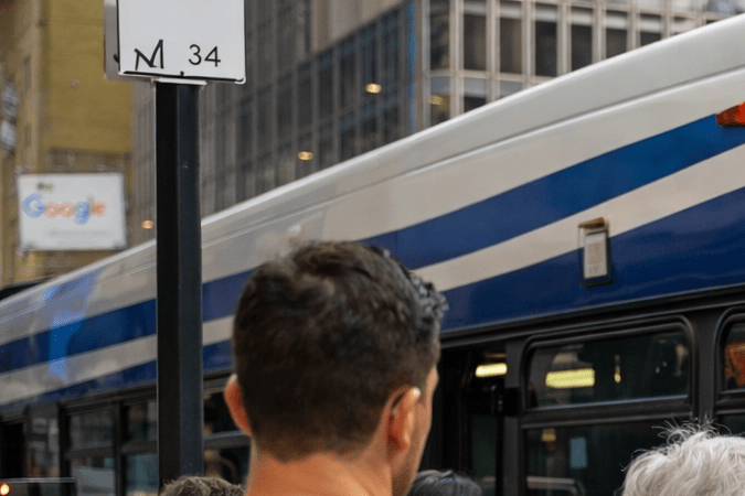 Buses gratis Nueva York Autobús del sistema MTA circulando por una avenida de Manhattan con pasajeros subiendo en Nueva York