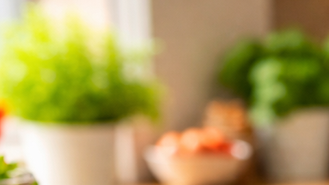 Bacon crujiente cocinándose en sartén y en horno con textura dorada