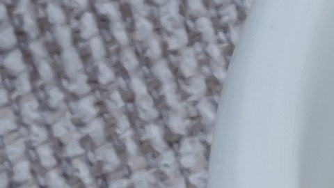 El bicarbonato de sodio neutraliza olores mientras que la textura del café actúa como un exfoliante natural.