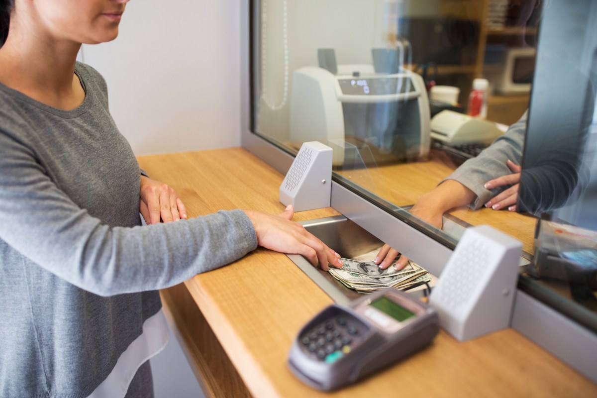 ¿El banco informa al IRS sobre tus depósitos de dinero?