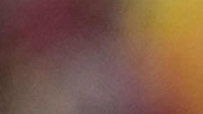 El entrenador del FC Barcelona, Hansi Flick, felicita al delantero del conjunto Raphinha (i) durante el partido de LaLiga entre el Barcelona y el Sevilla disputado en el Camp Nou en Barcelona, este domingo.