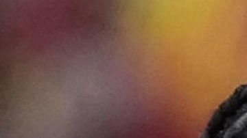 El entrenador del FC Barcelona, Hansi Flick, felicita al delantero del conjunto Raphinha (i) durante el partido de LaLiga entre el Barcelona y el Sevilla disputado en el Camp Nou en Barcelona, este domingo.