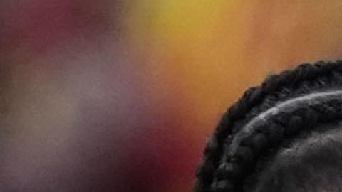 El entrenador del FC Barcelona, Hansi Flick, felicita al delantero del conjunto Raphinha (i) durante el partido de LaLiga entre el Barcelona y el Sevilla disputado en el Camp Nou en Barcelona, este domingo.