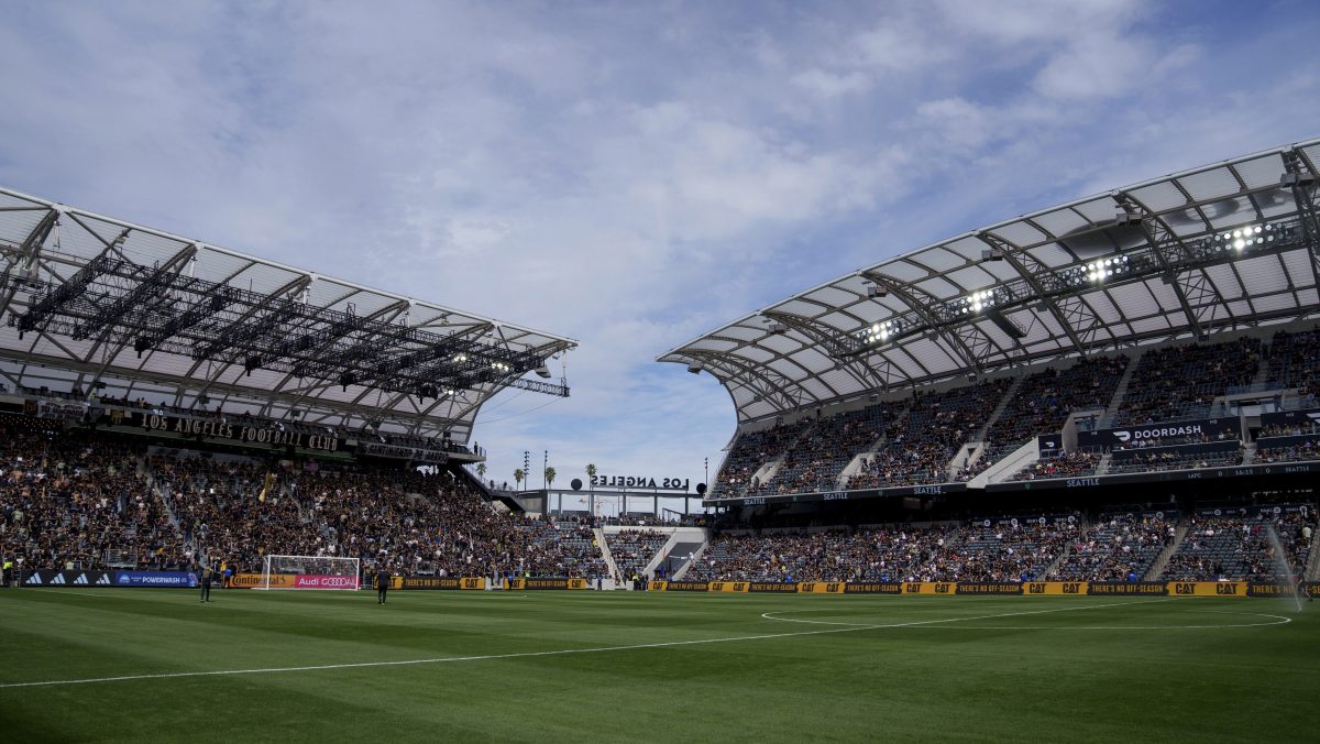 Violenta riña entre fans de Atlas y Chivas desató caos en el BMO Stadium de Los Ángeles [VIDEO]