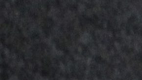 Guantes de boxeo reposan sobre el banco durante un entrenamiento.