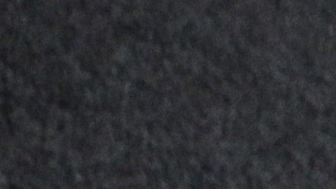 Guantes de boxeo reposan sobre el banco durante un entrenamiento.