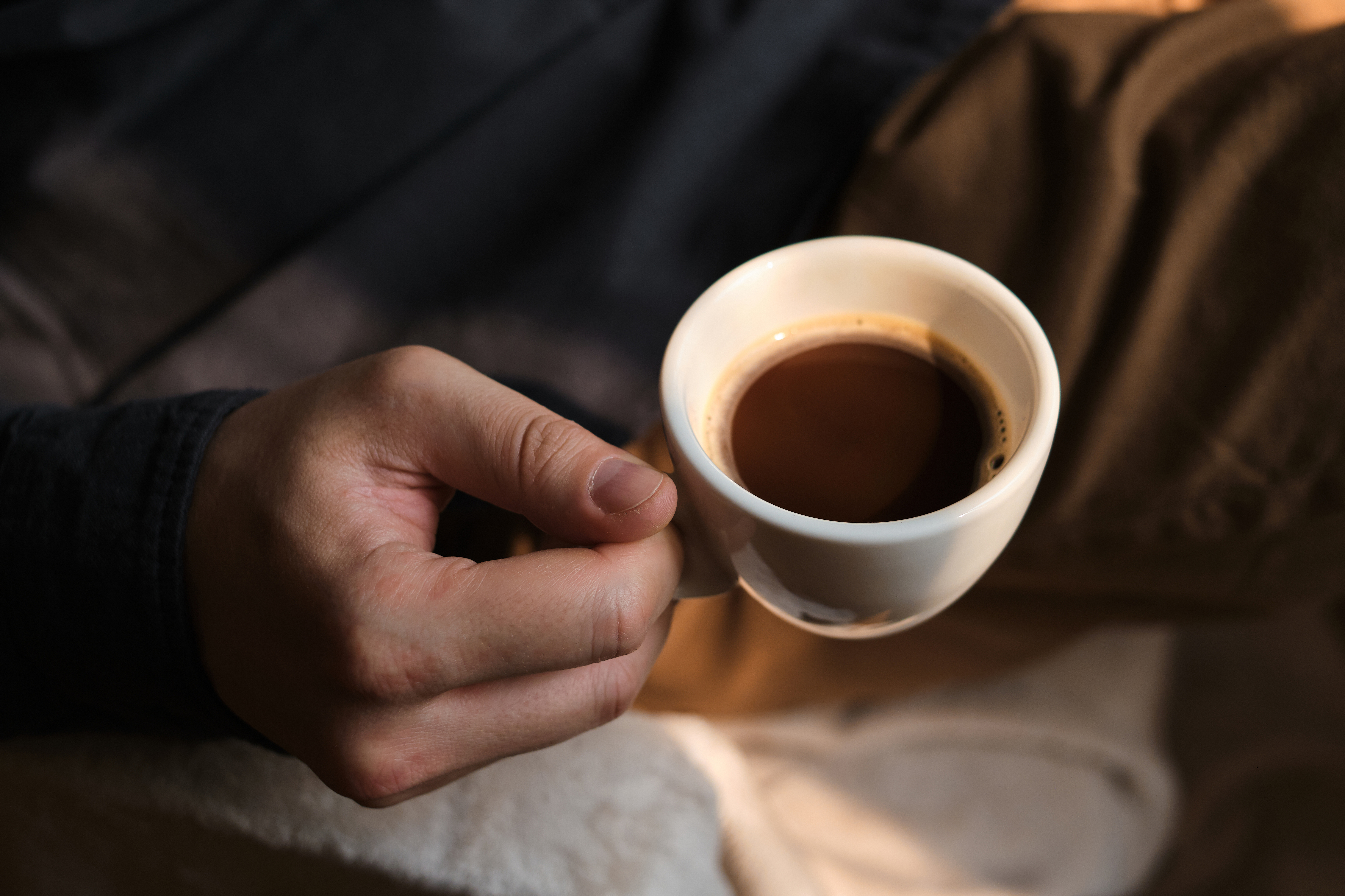 Taza de café negro natural para la salud del hígado y prevención de cirrosis