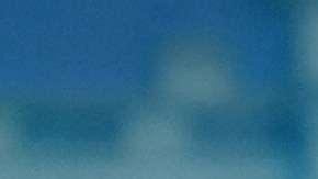 Collage de fotos de la secretaria de prensa de la Casa Blanca, Karoline Leavitt, y del papa León XIV.