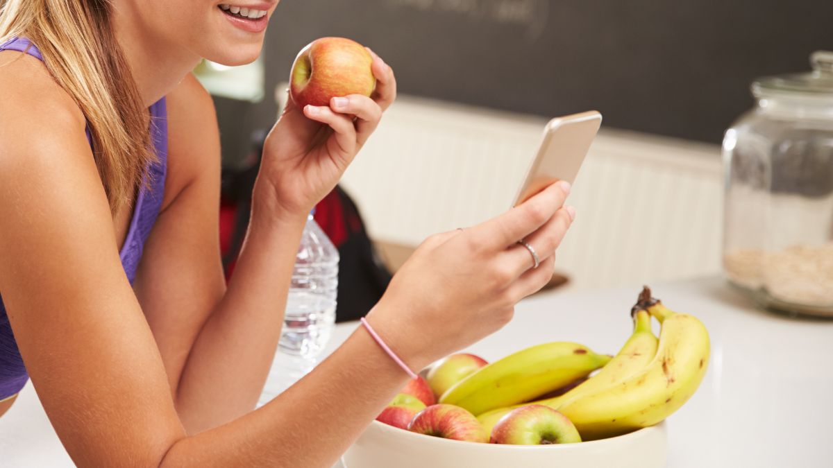 ¿Por qué mirar el celular mientras comes afecta tu digestión?