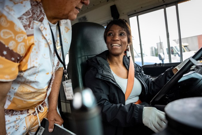 Mujer conduce un autobus en Nueva Jersey