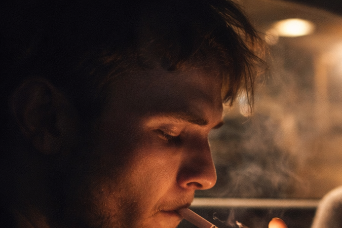 Jóvenes consumiendo drogas dentro de un automóvil por la noche en Estados Unidos