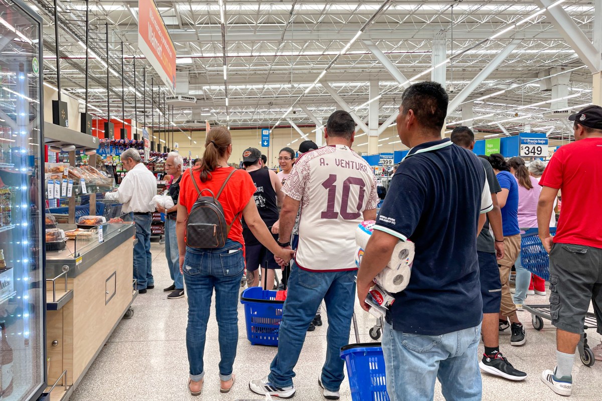 Costco confirma regla de que clientes deben llevar ropa ‘doble’ en sus tiendas
