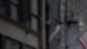 Corredor participando en una media maratón mientras avanza por una avenida urbana durante una carrera de 21 kilómetros