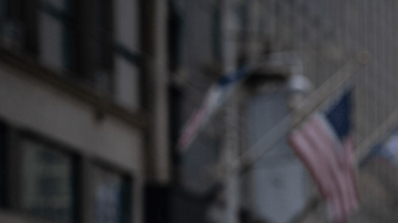 Corredor participando en una media maratón mientras avanza por una avenida urbana durante una carrera de 21 kilómetros