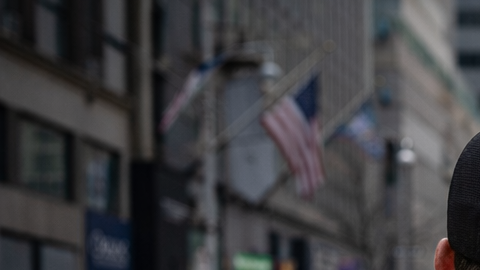 Corredor participando en una media maratón mientras avanza por una avenida urbana durante una carrera de 21 kilómetros
