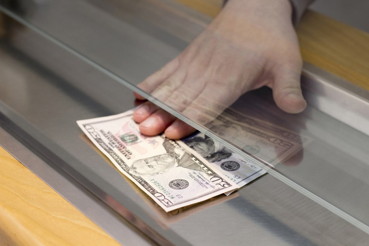 Por qué se aconseja no tener más de $3,000 dólares en tu cuenta de banco