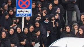 Iraníes participan en el funeral de las víctimas de un ataque aéreo contra una escuela de niñas en la ciudad de Minab, en el sur de Irán.