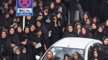 Iraníes participan en el funeral de las víctimas de un ataque aéreo contra una escuela de niñas en la ciudad de Minab, en el sur de Irán.