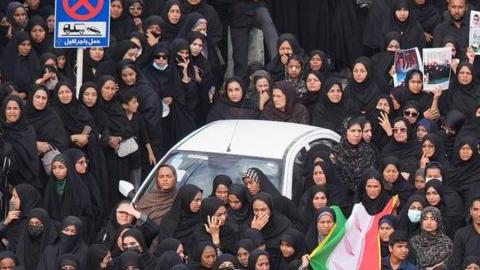 Iraníes participan en el funeral de las víctimas de un ataque aéreo contra una escuela de niñas en la ciudad de Minab, en el sur de Irán.