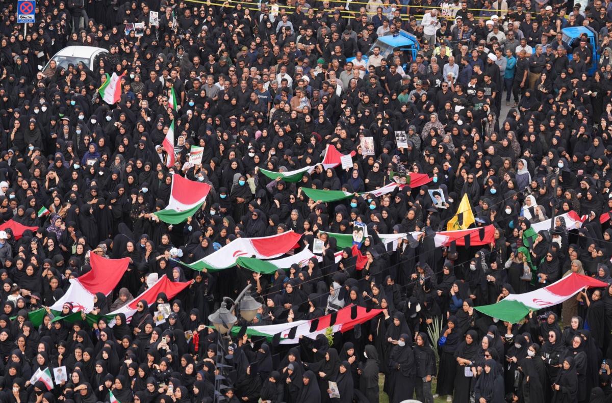 Centenares de personas despiden en Irán a los muertos tras ataque a escuela infantil