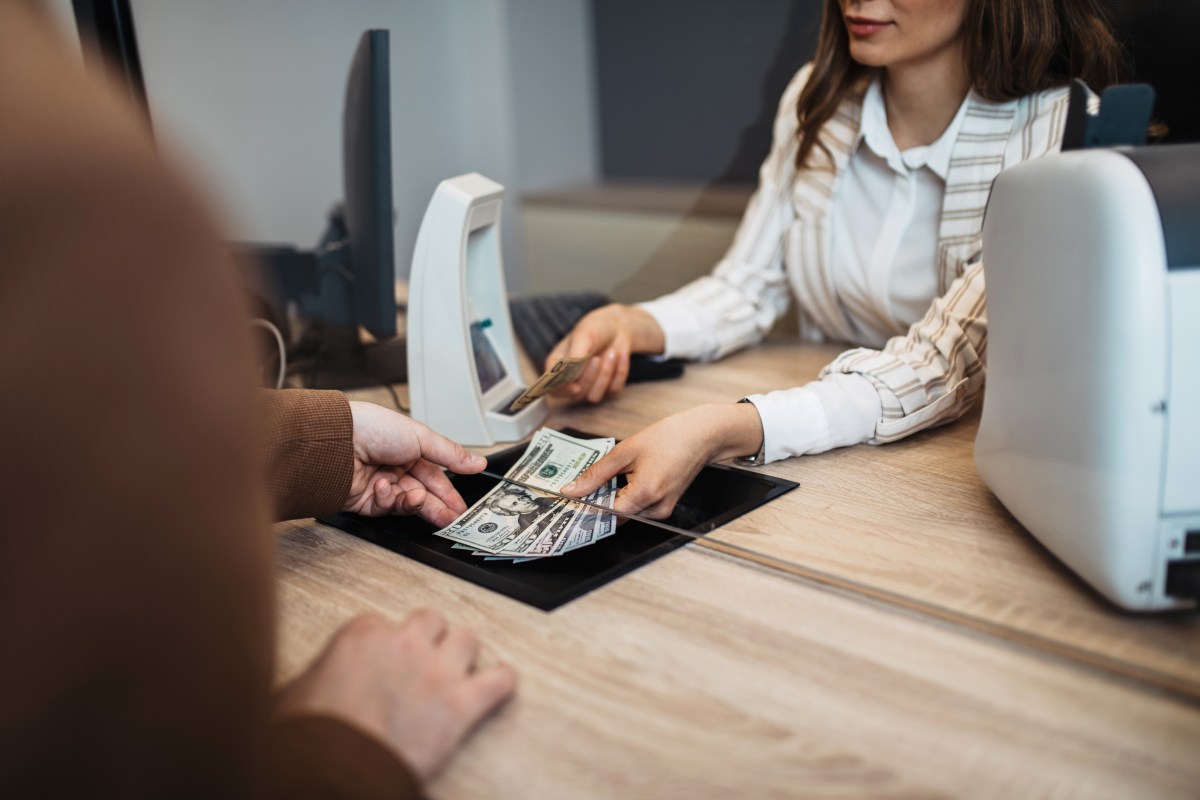 Qué pasa si guardas $15,000 en el banco haciendo tres depósitos de $5,000