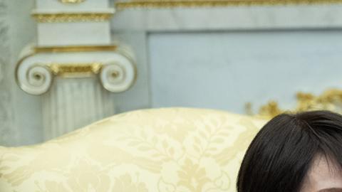 El presidente estadounidense Donald J. Trump (derecha) se reúne con la primera ministra japonesa Sanae Takaichi (izquierda) en el Despacho Oval de la Casa Blanca en Washington, D.C., EE. UU., el 19 de marzo de 2026.