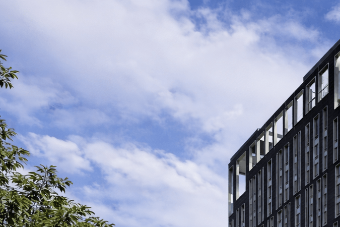 Edificio moderno de apartamentos en Manhattan visto desde el exterior en formato horizontal