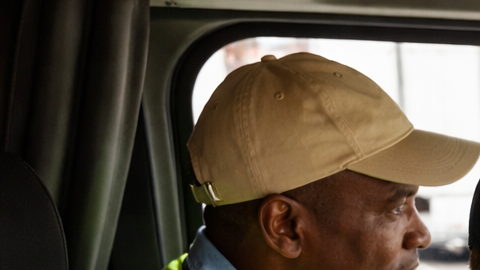 Persona manejando un camión durante entrenamiento CDL con instructor en Estados Unidos