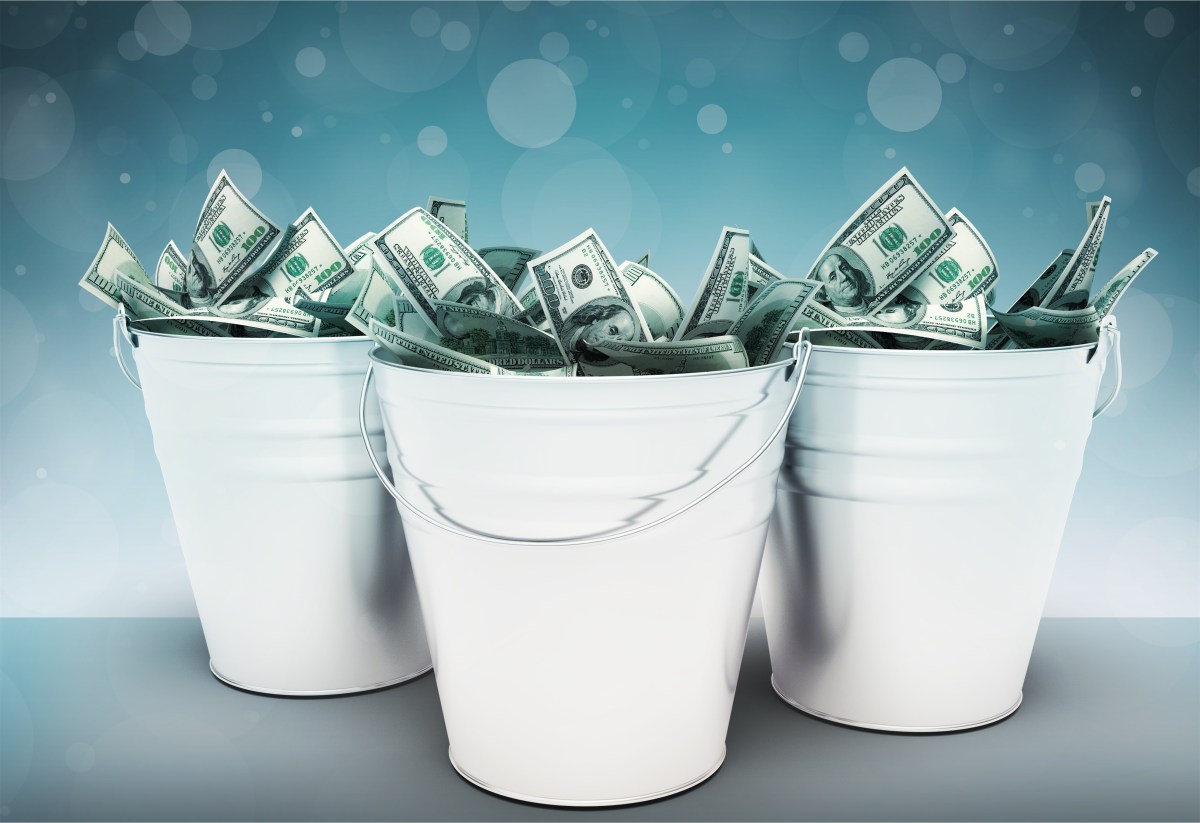 Aplica la estrategia de la cubeta para que tu dinero dure más al jubilarte