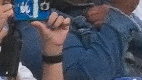 Los aficionados presencian la ceremonia de entrega de anillos de campeones de la Serie Mundial.