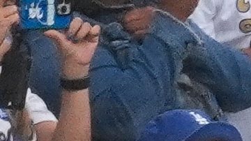 Los aficionados presencian la ceremonia de entrega de anillos de campeones de la Serie Mundial.