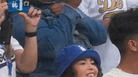 Los aficionados presencian la ceremonia de entrega de anillos de campeones de la Serie Mundial.