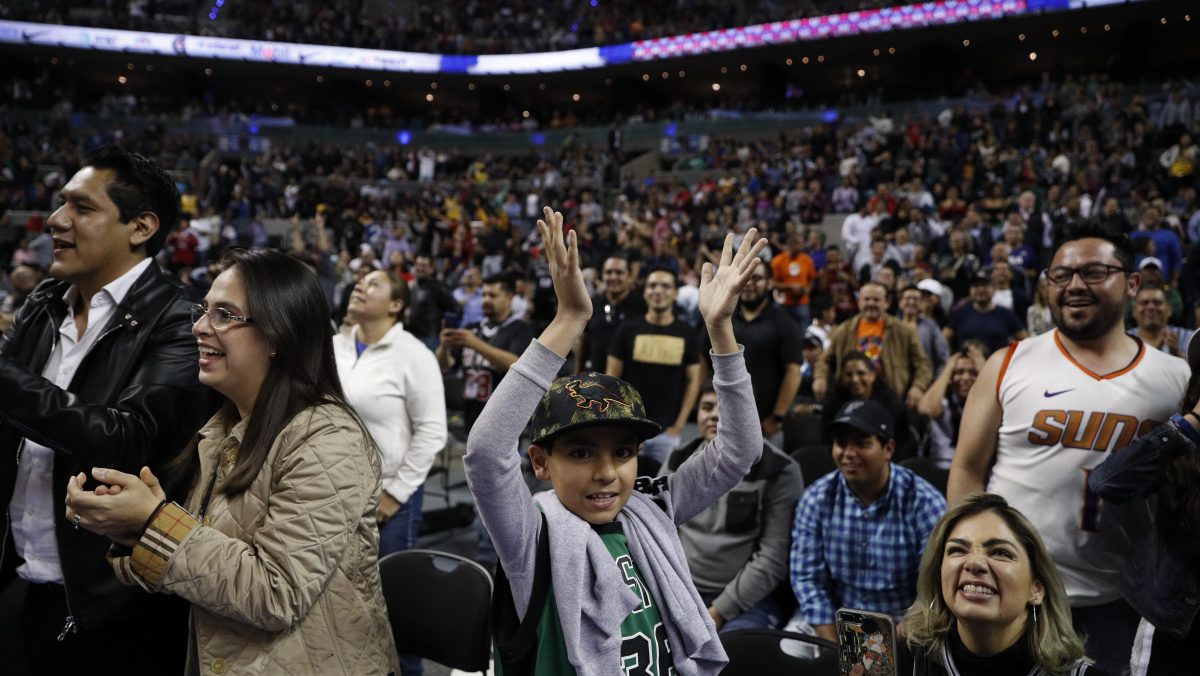 Pillan a abuela enviando SMS xenófobo contra migrantes en partido de NBA: “Hispanos locos”