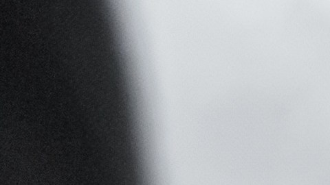 El bicarbonato de sodio reacciona con el agua caliente para desprender la grasa incrustada en la canasta de la freidora de aire sin dañar el antiadherente.