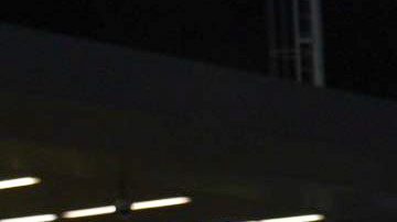 El gendarme Nahuel Gallo (c) llega al Aeropuerto Internacional de Ezeiza en la madrugada de este lunes tras ser liberado el día anterior en Venezuela.
