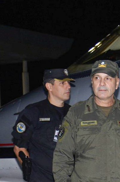 El gendarme Nahuel Gallo (c) llega al Aeropuerto Internacional de Ezeiza en la madrugada de este lunes tras ser liberado el día anterior en Venezuela.