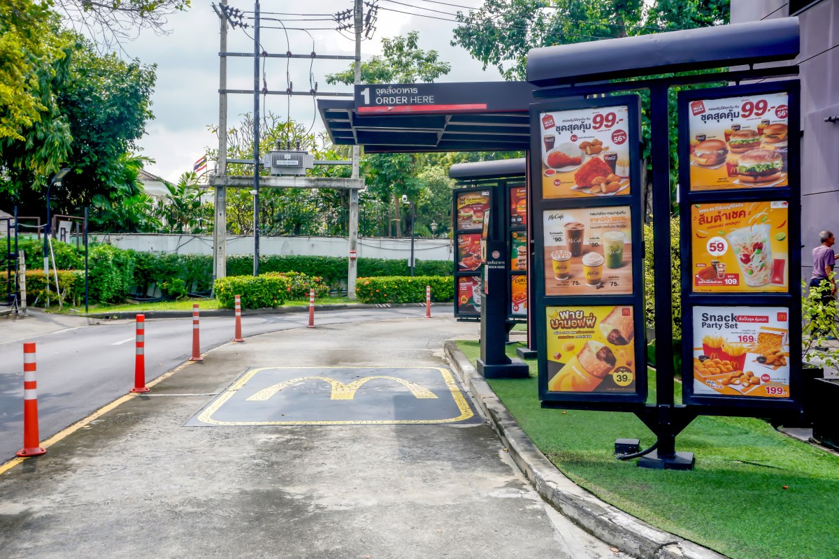 Granjero dice que McDonald’s lo vetó por llegar al drive-thru en una carreta tirada por caballos