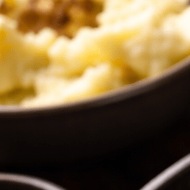 Hígado de res cocinado en sartén con cebolla caramelizada y perejil fresco