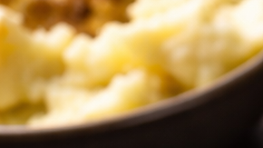 Hígado de res cocinado en sartén con cebolla caramelizada y perejil fresco