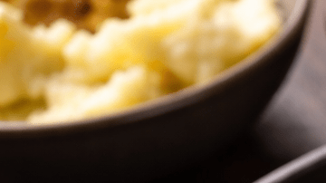 Hígado de res cocinado en sartén con cebolla caramelizada y perejil fresco