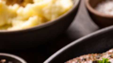 Hígado de res cocinado en sartén con cebolla caramelizada y perejil fresco