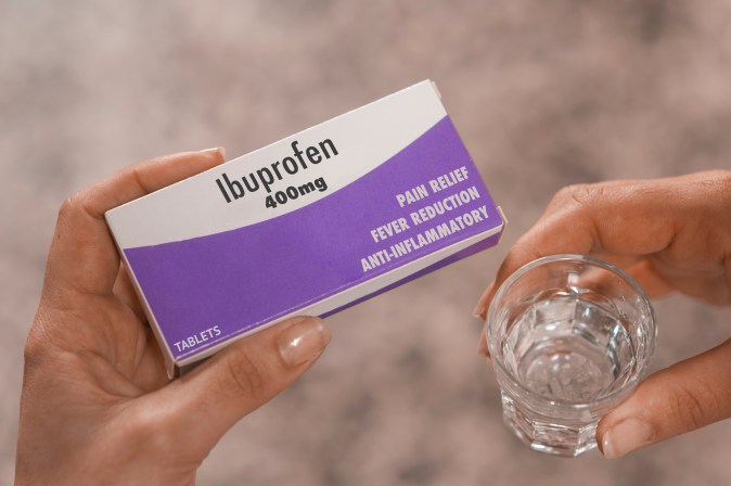 El ibuprofeno es un antiinflamatorio no esteroideo que provoca daño progresivo en los riñones cuando se consume en exceso.