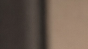 Mujer descubre a su pareja siendo infiel en una habitación en Estados Unidos